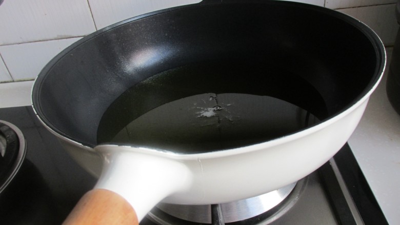 糖醋鲤鱼,锅洗净擦干,倒入<a style='color:red;display:inline-block;' href='/shicai/ 849'>花生油</a>烧热。