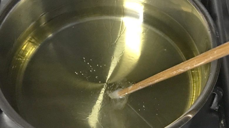 百变水果+酥炸香蕉,正烧的油锅,筷子插入后,筷子周围都是气泡,就可以开始炸了。