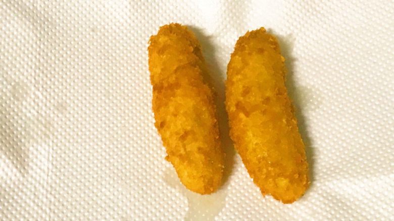 百变水果+酥炸香蕉,放在厨房用纸上,吸掉多余油份。