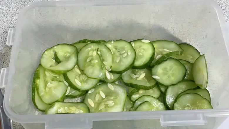 百变水果+清新爽口花青吊瓜,黄瓜撰干水分,码在保鲜盒里。