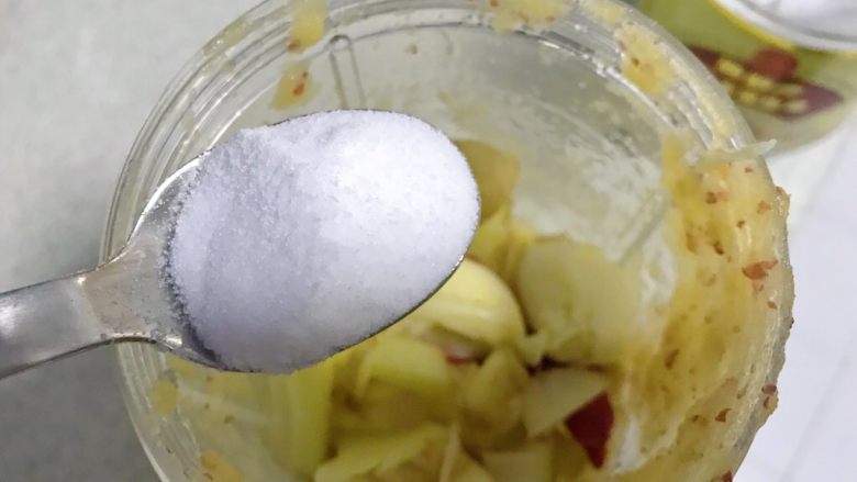 百变水果+清新爽口花青吊瓜,把剩余的材料都倒进去,加一小匙盐。