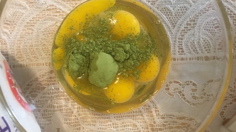 抹茶小青蛙蛋糕,倒入抹茶粉
我倒多了颜色偏深
半勺足矣