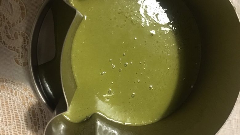 抹茶小青蛙蛋糕,蛋液倒入
放入烤箱
150度上下火烤30分钟