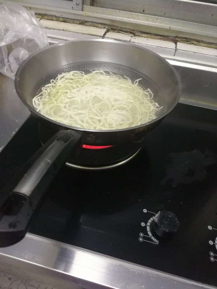 成本五元的炒面三人份，十分钟搞定,先把面条煮熟，然后凉水冲下，放盐，味精，酱油，鸡精，醋，糖各一勺，不喜欢醋味，可以少放，或者不放。