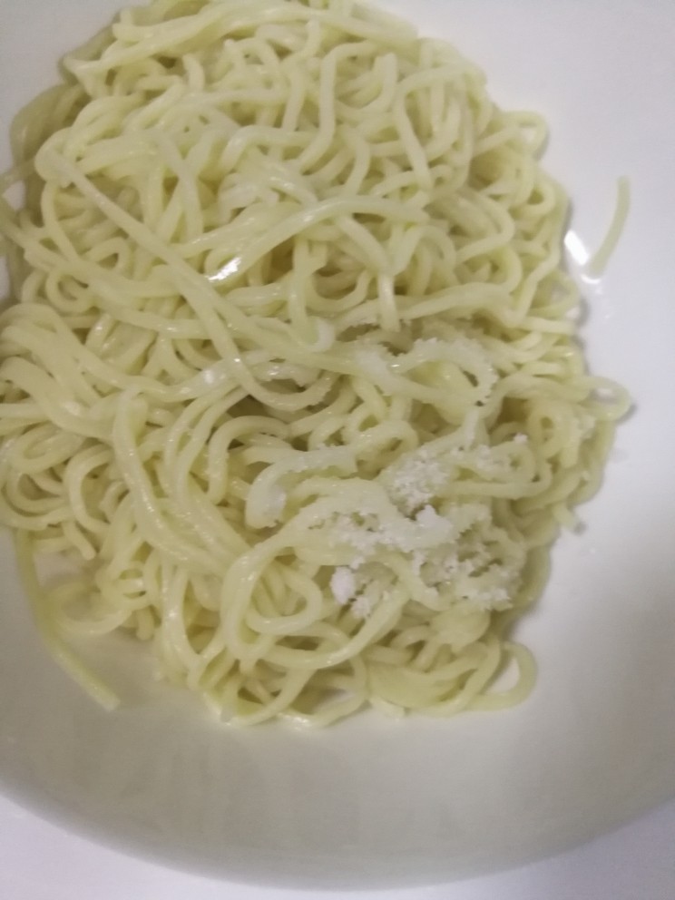 成本五元的炒面三人份，十分钟搞定,凉水冲过后，依次把调料拌上。