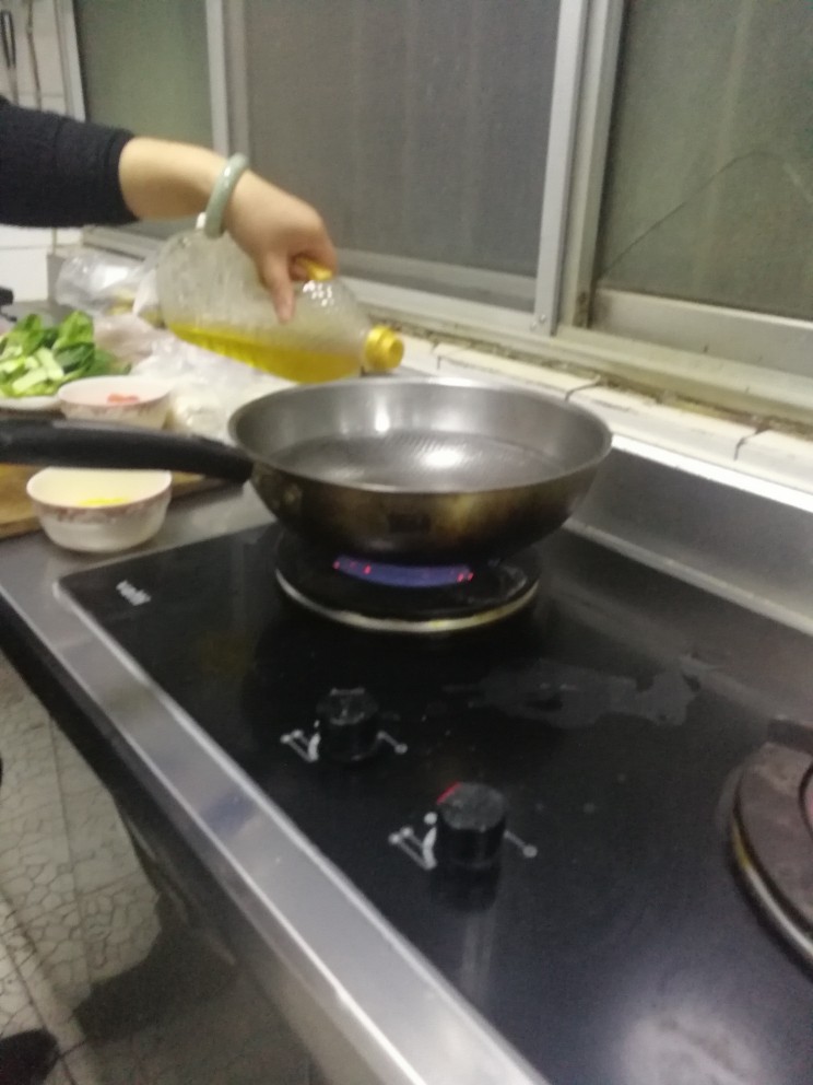 成本五元的炒面三人份，十分钟搞定,锅里放油，把鸡蛋炒下，依次放入西红柿，油菜，油菜变软后，迅速把面放入锅里。把面和菜搅匀即可，不用放任何调料了。

