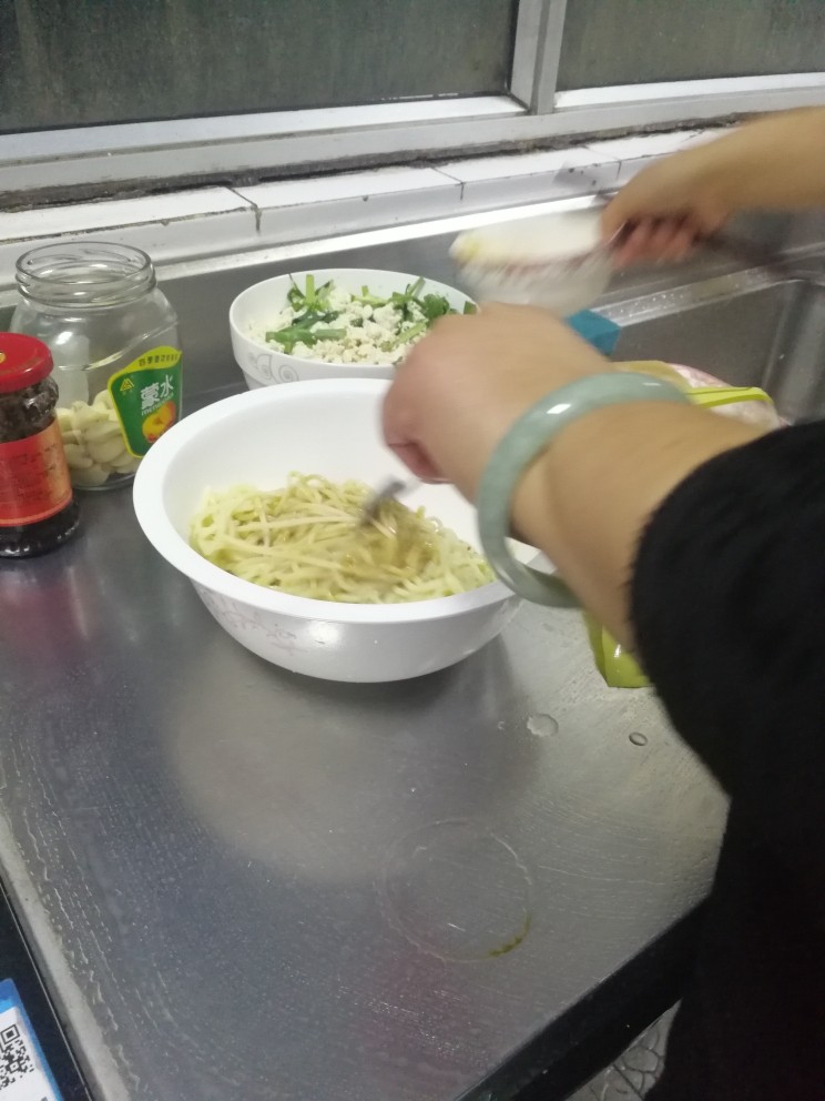 成本五元的炒面三人份，十分钟搞定,拌好后，放置一边。