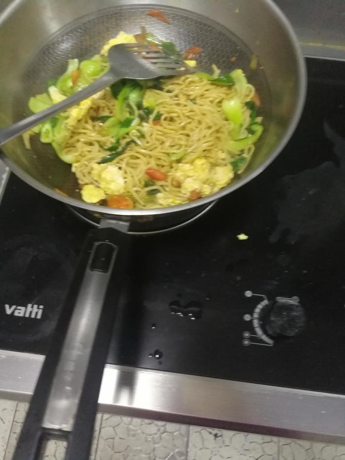 成本五元的炒面三人份，十分钟搞定,搅匀后，等一两分钟，入味即可出锅。