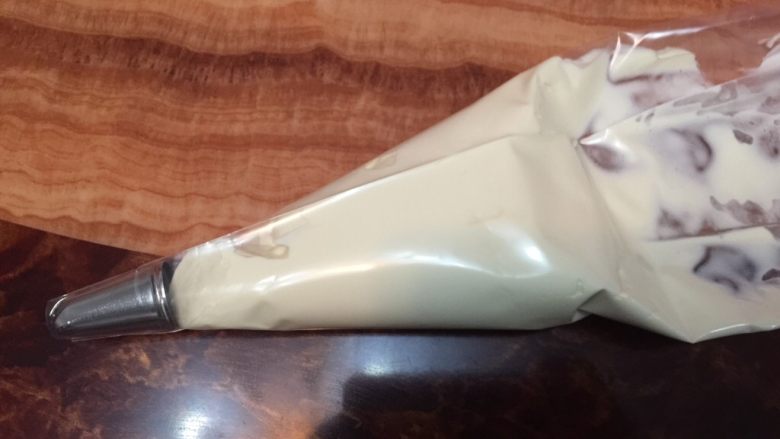 水果挞,奶油装入裱花袋。备着。