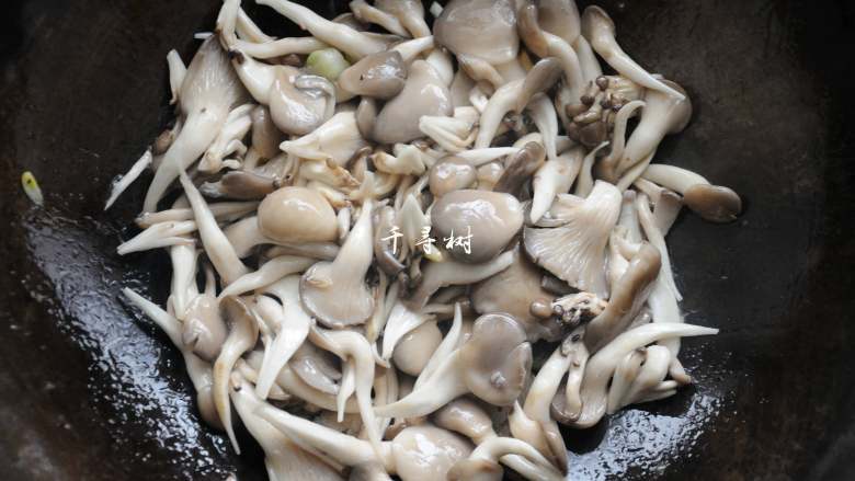 平菇青椒炒鸡蛋 好吃又营养的超快手家常菜,锅内重新放油,烧热爆香葱蒜,下入平菇翻炒,刚开始平菇还是比较硬的。