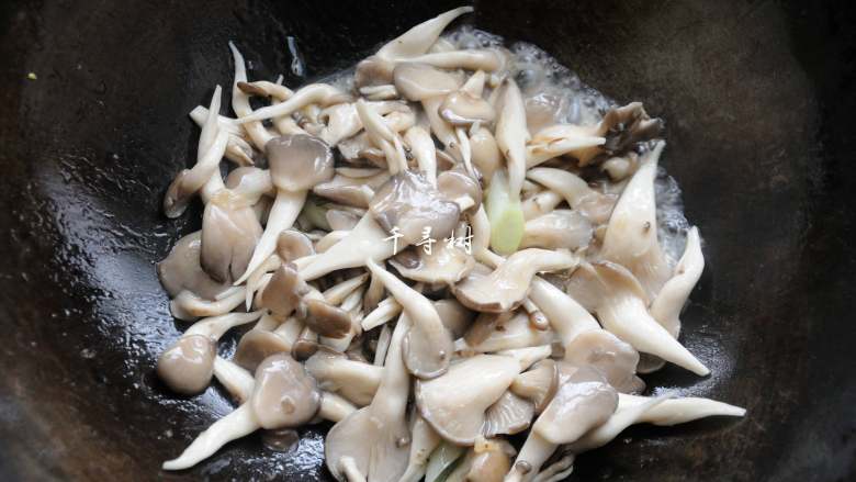 平菇青椒炒鸡蛋 好吃又营养的超快手家常菜,直到炒出平菇中的水分,平菇也变软了。