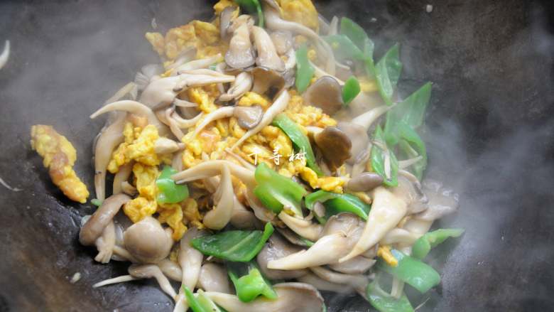 平菇青椒炒鸡蛋 好吃又营养的超快手家常菜,倒入调制好的碗汁,大火翻匀收汁,由于加了蚝油,起到了勾薄芡的作用。