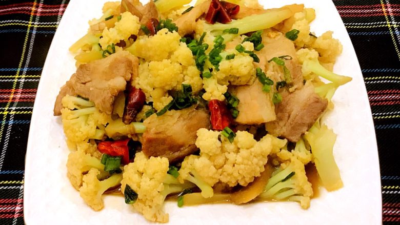花菜烧肉,装盘,撒上葱花
