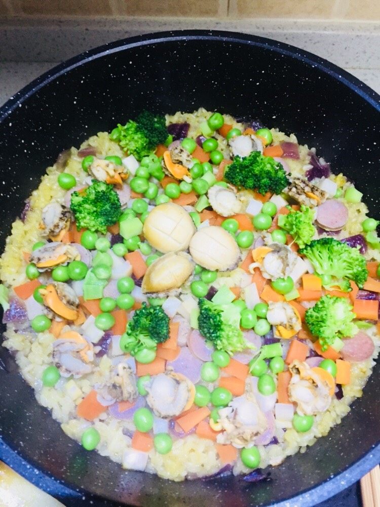 海鲜饭,放西兰花，海鲜。开始小火焖。设计一定小火哦⊙∀⊙！