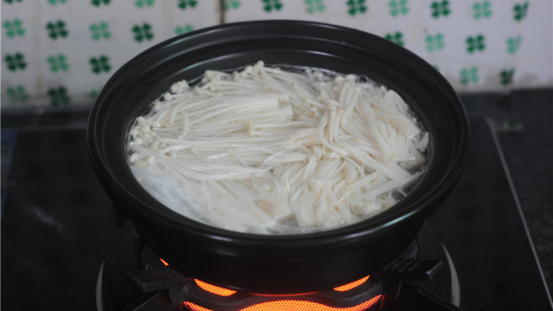 水煮牛肉,烧开一锅水,将<a style='color:red;display:inline-block;' href='/shicai/ 234'>金针菇</a>汆烫,捞出沥干水备用