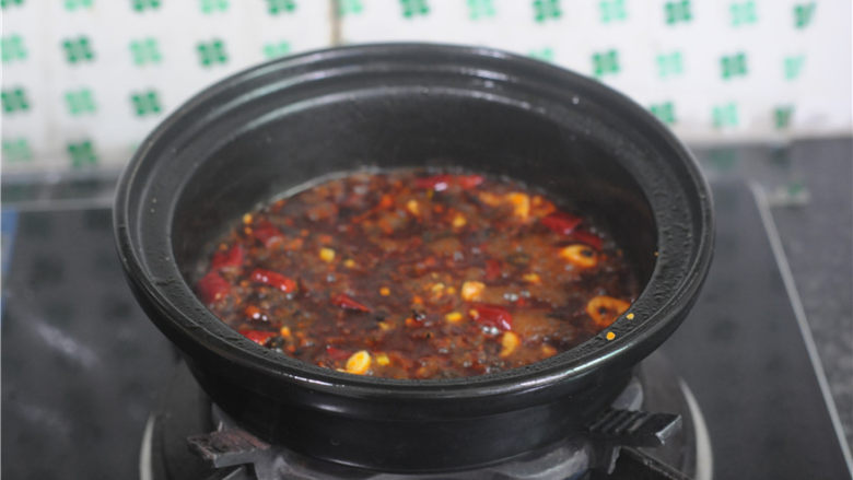 水煮牛肉,放入<a style='color:red;display:inline-block;' href='/shicai/ 705'>豆瓣酱</a>,煸炒出油脂