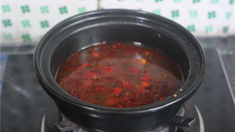 水煮牛肉,放入<a style='color:red;display:inline-block;' href='/shicai/ 845'>高汤</a>,煮沸