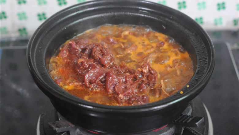 水煮牛肉,将腌制好的牛肉片放进去,慢慢滑炒至断生