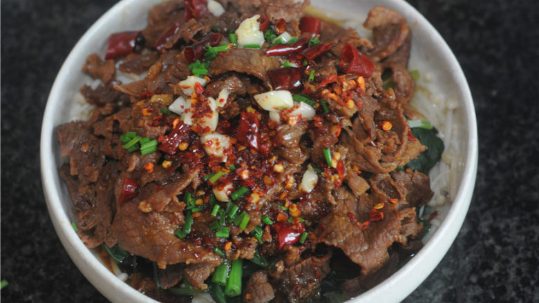水煮牛肉,热油迅速浇在水煮牛肉上,烹出香味即可
