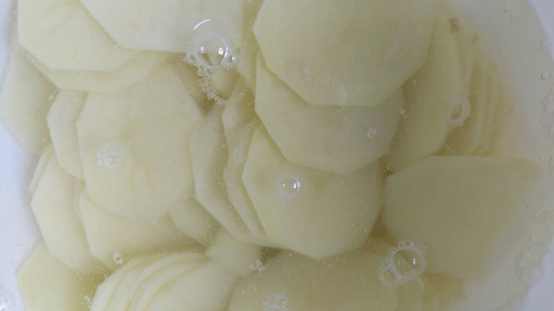 餐桌薯片--烧烤味,土豆薄片水洗一次,放水中浸泡5min