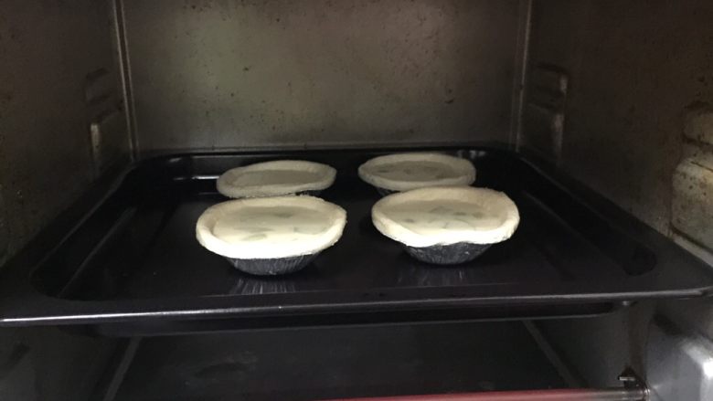 牛油果蛋挞,烤箱预热180度,上下火,中层,约20分钟左右,注意观察颜色。