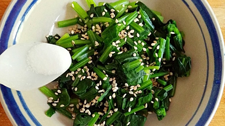 白馒头也能吃的如此洋气――中式改良版班尼迪克蛋Brunch,焯熟后的菠菜沥水,切小段,撒一点盐和<a style='color:red;display:inline-block;' href='/shicai/ 678'>白芝麻</a>拌一下入味。