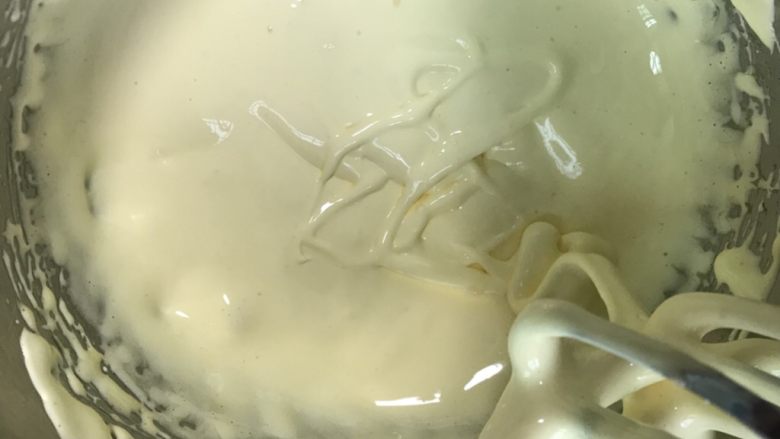 宝宝蛋黄手抓溶豆
,打到提起的蛋液可以写8字不会马上消失就可以了，一定要打到位哦，不然后面会消泡的