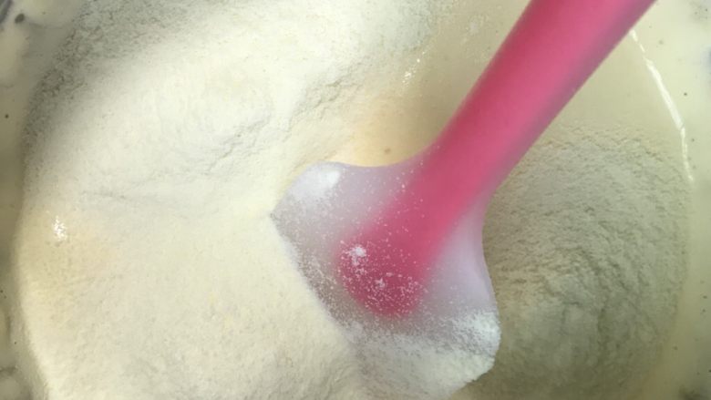 宝宝蛋黄手抓溶豆
,加入婴儿配方奶粉，我用的合生元3段的，我儿子平时吃的奶粉