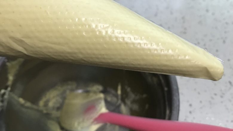宝宝蛋黄手抓溶豆
,翻拌均匀装入裱花袋，剪一个小口，尽量翻拌的次数要少，不然也会消泡的