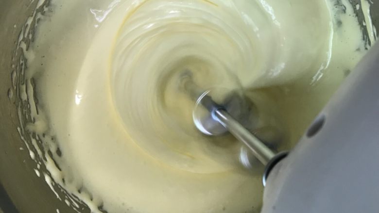 宝宝蛋黄手抓溶豆
,烤箱上下火140度预热，140度是实测温度哦，如果你的烤箱温度偏高，那要降低温度哦，打发蛋黄，我一直打，打了大概8分钟左右