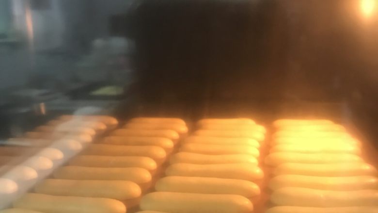 宝宝蛋黄手抓溶豆
,我挤到两烤盘，先送一盘入烤箱，中上层140度大概10分钟左右，后面3分钟要盯着哦，防止烤焦