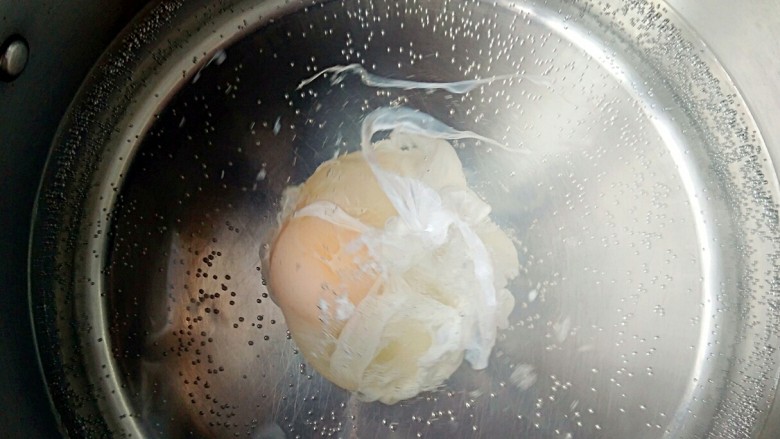 白馒头也能吃的如此洋气――中式改良版班尼迪克蛋Brunch,锅内烧开水,煮溏心蛋。(煮溏心蛋的详细方法在小贴士中)
