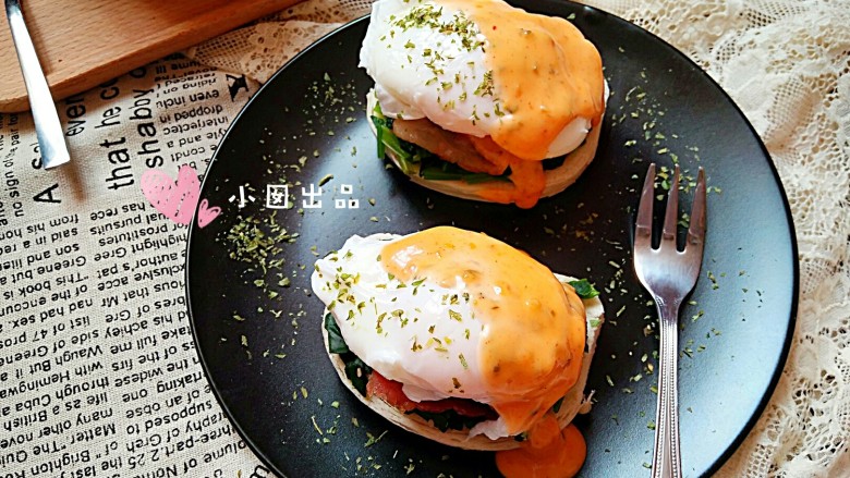 白馒头也能吃的如此洋气――中式改良版班尼迪克蛋Brunch,装盘,挤上<a style='color:red;display:inline-block;' href='/shicai/ 10273'>千岛酱</a>。