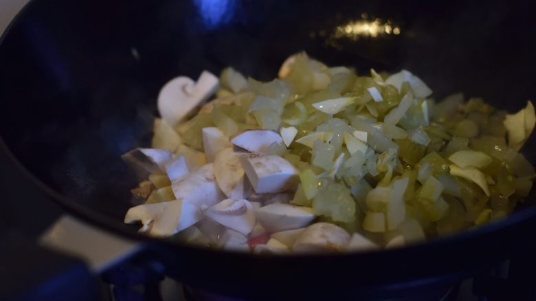 时令脆三冬,炒至笋边缘略焦,下盐几菜、蘑菇、辣椒。