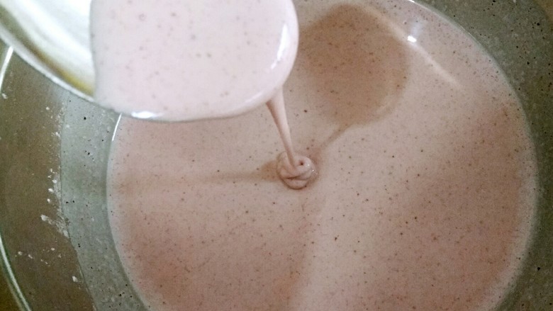 彩色冰皮月饼,搅拌至均匀无颗粒状,稀稠度如图。
