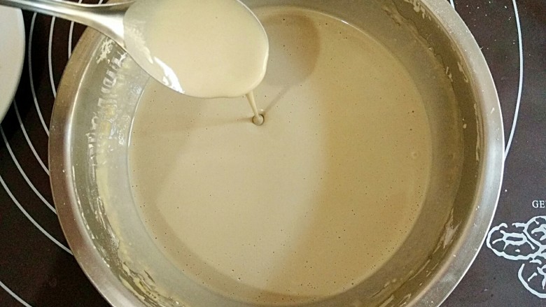 彩色冰皮月饼,用同样的各种粉的比例和方法调抹茶冰皮的粉糊和其他口味颜色的粉糊,制作步骤同红曲粉冰皮,在这不累述了。