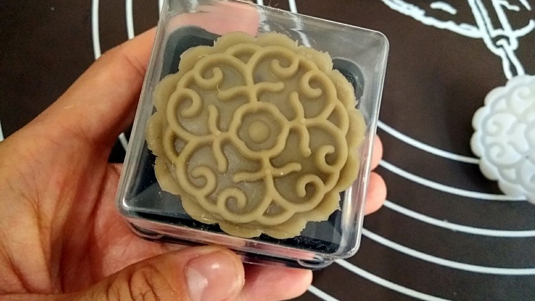 彩色冰皮月饼,将做好的冰皮月饼放入盒中,然后放入冰箱冷藏一下(4小时左右),口感更加。