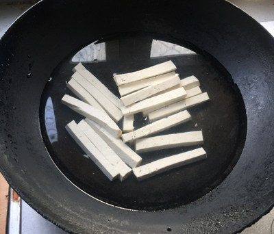 罗山大肠汤,豆腐放清水锅中煮沸捞出备用