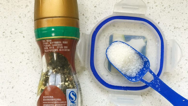 快手营养早餐01,早餐调料很简单,龙利鱼上撒研磨黑胡椒颗粒,豆浆里加一点点白糖,蔬菜上可以加酸奶和沙拉酱;