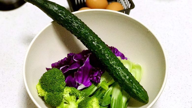 快手营养早餐01,前一晚把第二天早餐用到的食材准备好,蔬菜洗干净备用,为第二天做早餐节省时间;