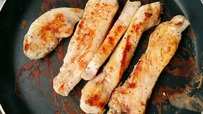 彩虹沙拉――增肌减脂两不误的健身餐,煎至鸡胸肉表面微微焦黄,肉香四溢。
