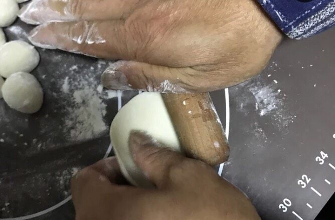 多汁牛肉蒸饺,小剂子擀成圆形饺子皮,中间稍厚,周围稍薄。