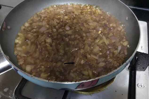 多汁牛肉蒸饺,锅里倒入适量食用油,下洋葱粒翻炒至全部变色。加入一碗水,倒老抽上色,加入胡椒粉,盐,香油调味,慢慢烧煮至洋葱变软。