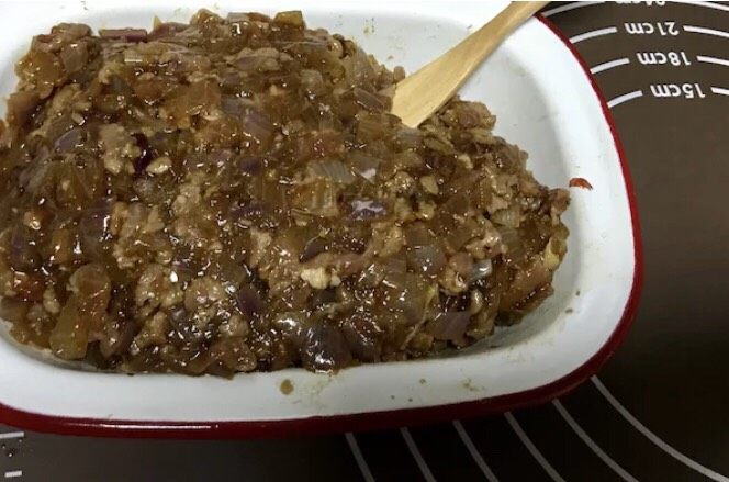 多汁牛肉蒸饺,待炒好的洋葱粒放凉即可拌入之前炒过的牛肉末,即成为洋葱牛肉馅儿。