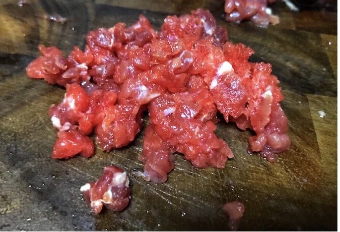 多汁牛肉蒸饺,把牛肉剔掉筋之后,肉先切成丝,然后再切成细末。