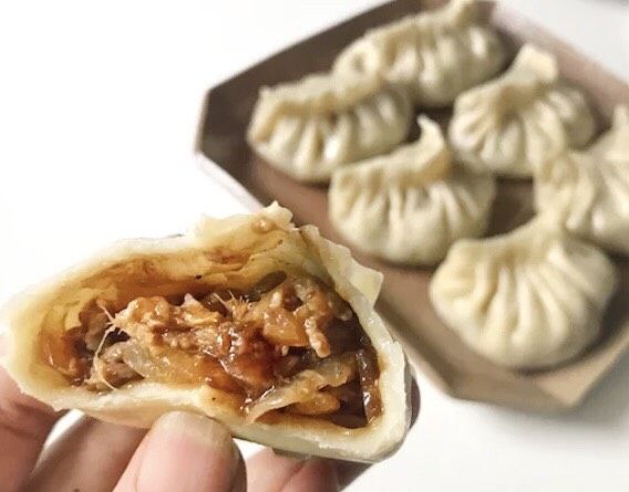 多汁牛肉蒸饺,起锅盛盘,即可享用鲜美多汁微甜的多汁牛肉馅儿蒸饺啦!刚出炉吃着特别暖和哦……
