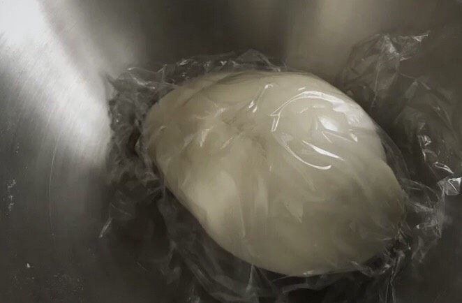 多汁牛肉蒸饺,盖上保鲜膜,静置约20分钟松弛面团。