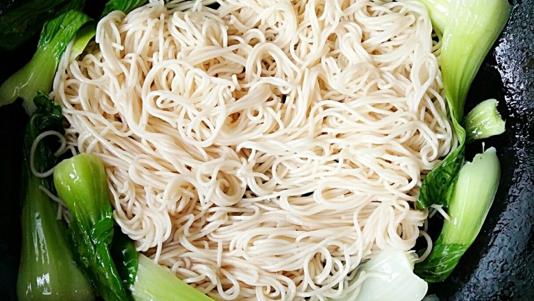 日式酱油炒面――快手复刻美味,转中火放入沥干水的面条,炒散。
