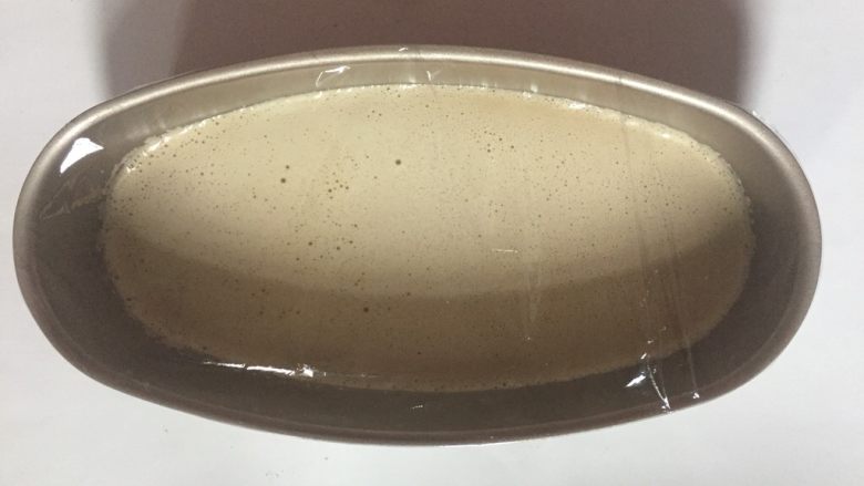 弹牙爽口的蜂巢蛋糕,盖上保鲜膜静置45分钟,这段时间食材中会产生变化,所以时间静置很有必要