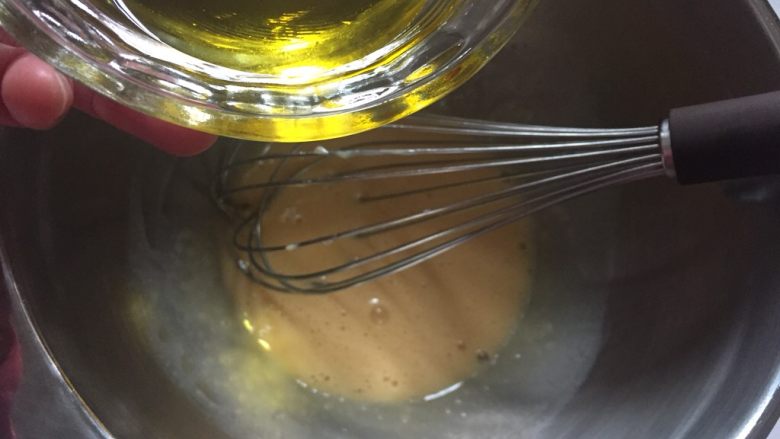 弹牙爽口的蜂巢蛋糕,倒入油充分搅拌乳化